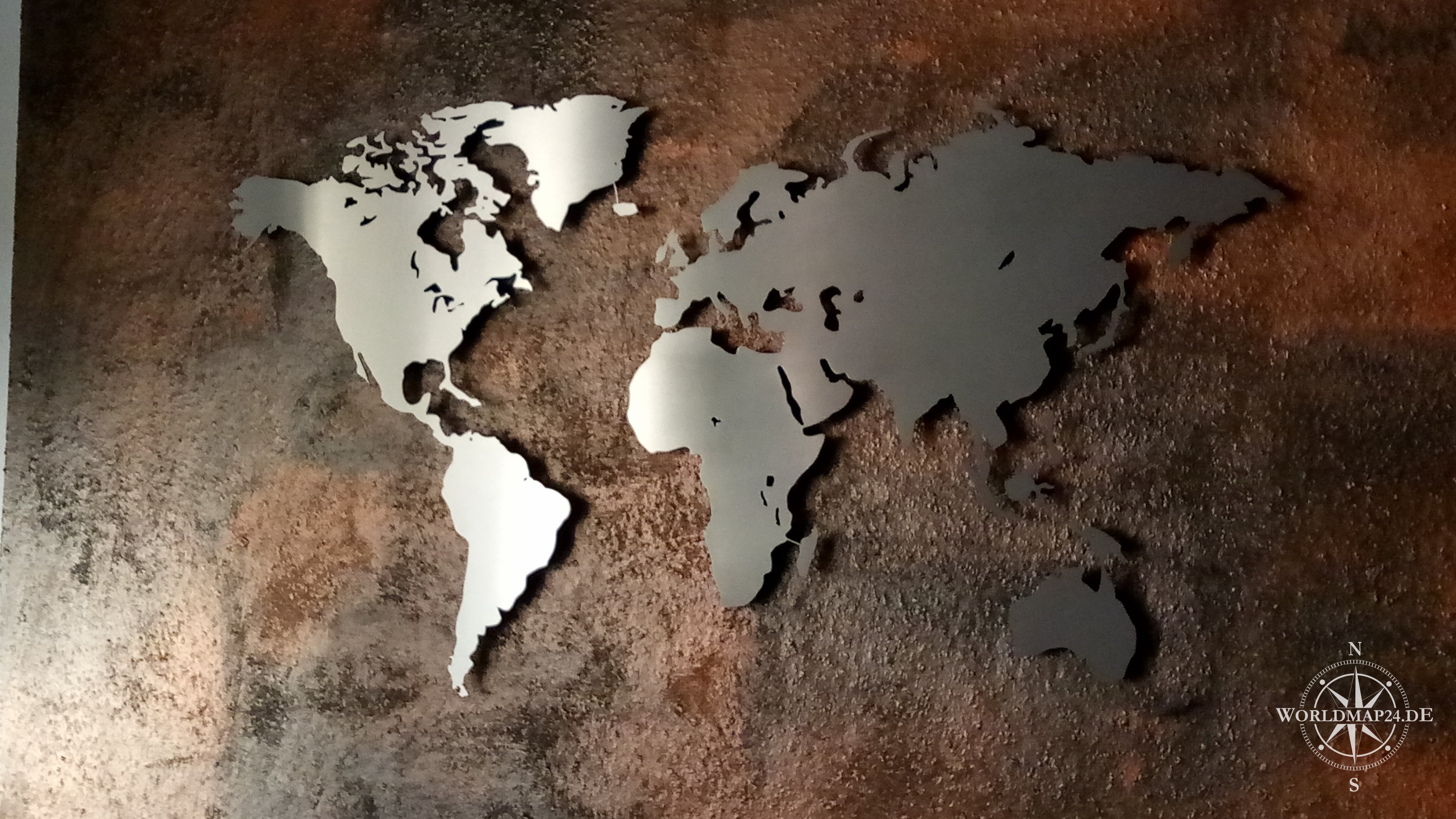 Weltkarte Edlestahl (rostiger Hintergrund)